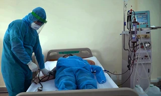 Bác sĩ chăm sóc cho bệnh nhân chạy thận tại khu cách ly 