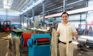 Kỹ sư trẻ Hồ Xuân Vinh (Phó Giám đốc Công ty TNHH Hồ Hoàn Cầu) sáng chế thành công máy tách sợi xơ dứa, bẹ chuối đầu tiên tại Việt Nam 
