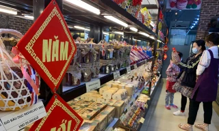 Hàng chuẩn bị cho Tết Nhâm Dần 2022 dồi dào theo kế hoạch của các siêu thị Ảnh: Như Ý