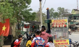 Đồ ăn, đồ chơi không rõ nguồn gốc trước cổng trường: Không an toàn vẫn cho trẻ dùng 