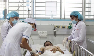 Sốt xuất huyết bùng phát tại TPHCM: 'Quên bài' chống dịch? 