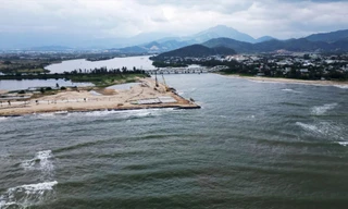 Bãi biển Nam Ô bị xâm thực mạnh 