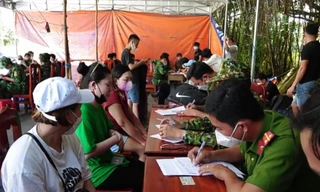 Hàng trăm lao động xin về nước qua cửa khẩu Mộc Bài