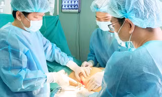 Các bác sĩ can thiệp cho một trường hợp gặp tai biến thẩm mỹ 