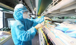 Trôi nổi thực phẩm 'chợ trời' dịp Tết 