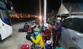 Người dân Quảng Ngãi từ các tỉnh phía Nam trở về đến chốt kiểm soát đèo Bình Đê Ảnh: Nguyễn Ngọc 