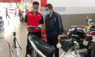 Kiểm tra khí thải xe máy tại một đại lý ảnh: A. Trọng