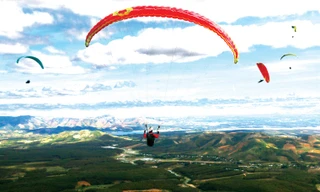 Bay dù lượn trên đỉnh Chư Tan Kra - Sa Thầy (Kon Tum) 