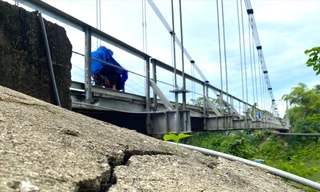 Nín thở qua cầu treo 'già yếu' mùa mưa bão 