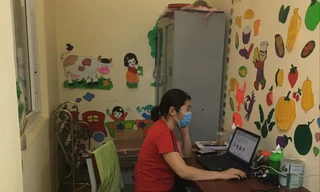 Giáo viên Trường THPT Thuận Thành, Bắc Ninh đang giảng bài trực tuyến trong khu cách ly Ảnh: Bích Hạnh 