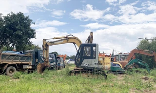 Tạm giữ hàng chục phương tiện san gạt đất trái phép 