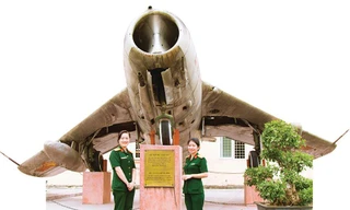 Hai nữ thuyết minh viên Nguyễn Thị Quỳnh Hương (trái) và Nguyễn Thị Vân Anh (phải) tại một máy bay chiến đấu trưng bày trong bảo tàng