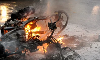 Chiếc xe cháy ngùn ngụt