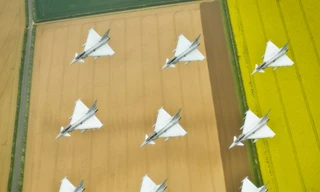 Đội máy bay Typhoon trình diễn trên bầu trời Lincolnshire chào mừng Đại lễ Kim cương của Nữ hoàng Anh