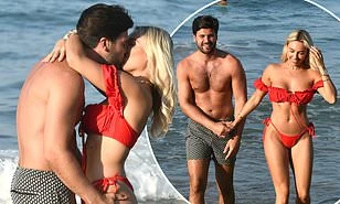 Sao truyền hình 9x Anh quốc nóng bỏng, tình tứ bạn trai ở biển