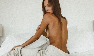 Nàng mẫu Úc ở nhà táo bạo chụp ngực trần 