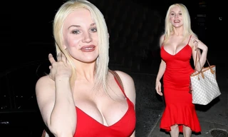 'Đỏ mặt' với cách khoe vòng 1 'khủng' của Courtney Stodden