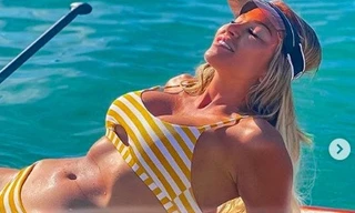 Siêu mẫu nội y Khloe Terae khoe dáng 'bốc lửa' với áo tắm 