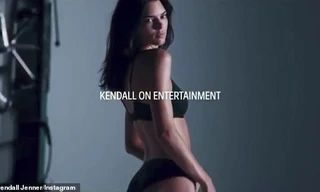 'Siêu mẫu đắt giá nhất thế giới' mặc bikini phô thể hình tuyệt mỹ