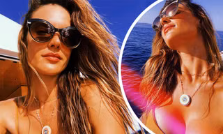 Alessandra Ambrosio chụp áo tắm tôn ngực căng đầy cực gợi cảm