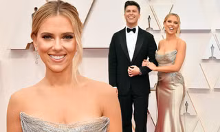 Scarlett Johansson sánh đôi cùng vị hôn phu Colin Jost. Anh mặc suit lịch lãm, điển trai bên người đẹp.