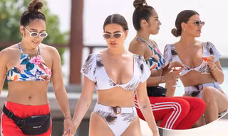 Cựu vũ nữ thoát y mặc bikini đẹp mê hồn bên tình đồng giới