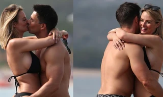 Mỹ nhân nóng bỏng Rhian Sugden và chồng âu yếm ở biển