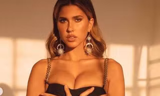 Mẫu nội y Kara Del Toro tung ảnh ngực đầy nóng rực