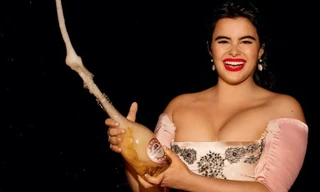Siêu mẫu ngoại cỡ Barbie Ferreira rạng rỡ ngập tràn năng lượng sống