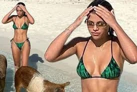 Sofia Richie mặc bikini khoe dáng cực nóng bỏng ở biển