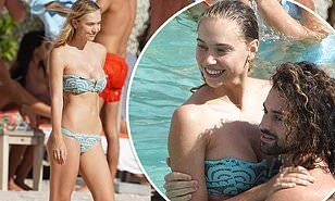 Mỹ nhân sở hữu đường cong 'siêu thực' nóng bỏng, ôm chặt trai lạ ở biển