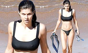 Minh tinh nóng bỏng Alexandra Daddario 'đốt mắt' người nhìn ở biển