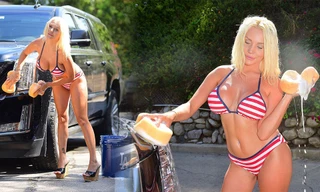 Bạn gái mới của chồng Megan Fox thả dáng rửa xế hộp đầy khiêu khích với bikini