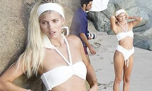 Nàng mẫu cao 1m80 Devon Windsor khoe dáng đẹp như tạc tượng ở biển 