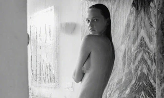 'Búp bê Nga' Sasha Pivovarova khoả thân quá gợi cảm dưới ống kính của chồng 