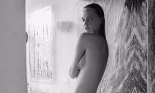 'Búp bê Nga' Sasha Pivovarova khoả thân quá gợi cảm dưới ống kính của chồng 