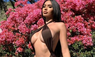 'Đỏ mặt' với áo tắm cắt xẻ táo bạo của mẫu nội y Janet Guzman