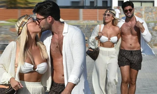 Sao truyền hình 9x mặc bikini quây tí hon nóng bỏng, khoá môi bạn trai nồng nàn