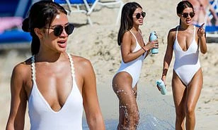 Montana Brown mặc áo tắm xẻ ngực sâu nóng 'bỏng mắt'