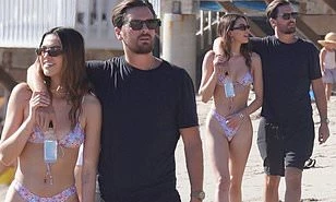 Tình mới 19 tuổi của 'trai hư' Scott Disick mặc bikini xẻ hông cao táo bạo