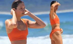 Bạn gái người mẫu của Zac Efron khoe dáng săn chắc, nóng bỏng ở biển