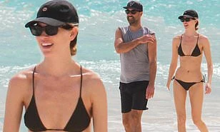 'Thiên thần nội y' Martha Hunt khoe dáng đẹp như tạc tượng với áo tắm nhỏ xíu