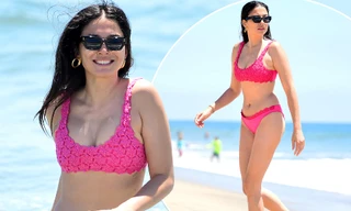 Siêu mẫu áo tắm Úc đẹp như mộng trên biển với bikini hồng 'rực lửa'