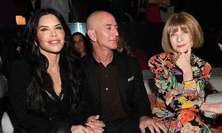 Tỷ phú Amazon tay trong tay không rời bạn gái 50 tuổi ở show Tom Ford 