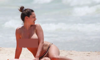 Mỹ nhân có thể hình 'kỳ quan thứ 8' táo bạo 'thả rông' phơi nắng