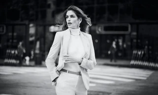 Ngưỡng mộ nhan sắc trẻ đẹp của siêu mẫu huyền thoại Cindy Crawford ở tuổi U60