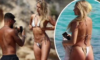 Arabella Chi thả dáng 'nảy lửa' với bikini không thể bé hơn để bạn trai chụp ảnh ở biển