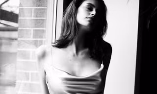 Không nội y, Kaia Gerber gợi cảm hút hồn với váy lụa mỏng tang