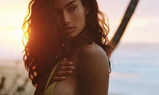 Mẫu lai 9x Kelly Gale mặc áo tắm hờ hững, khoe vòng 1 căng tròn nóng bỏng