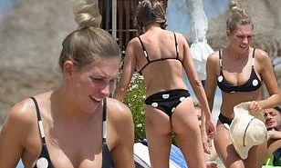 Sao truyền hình 9x đẹp như mộng với bikini nhỏ xíu